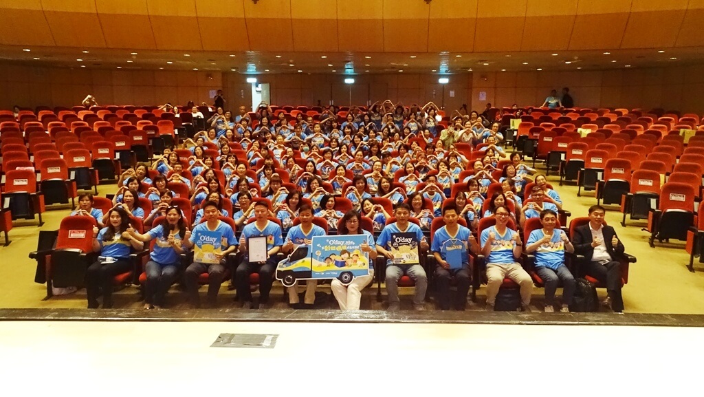 After the ceremony held by Taiwan dessert manufacturer, volunteers take photo together.